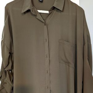 Forever 21 women's size S silky bottom blouse with 3/4 length sleeves